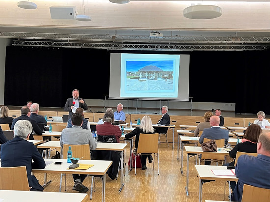 Bürgermeister Dr. Frank Schmidt stellt, im Rahmen der Abschlussveranstaltung der „Lokalen Entwicklungsstrategie 2023-2027“ in der Löhnberger Lilie, bereits umgesetzte und geplante LEADER-Projekte in Löhnberg vor